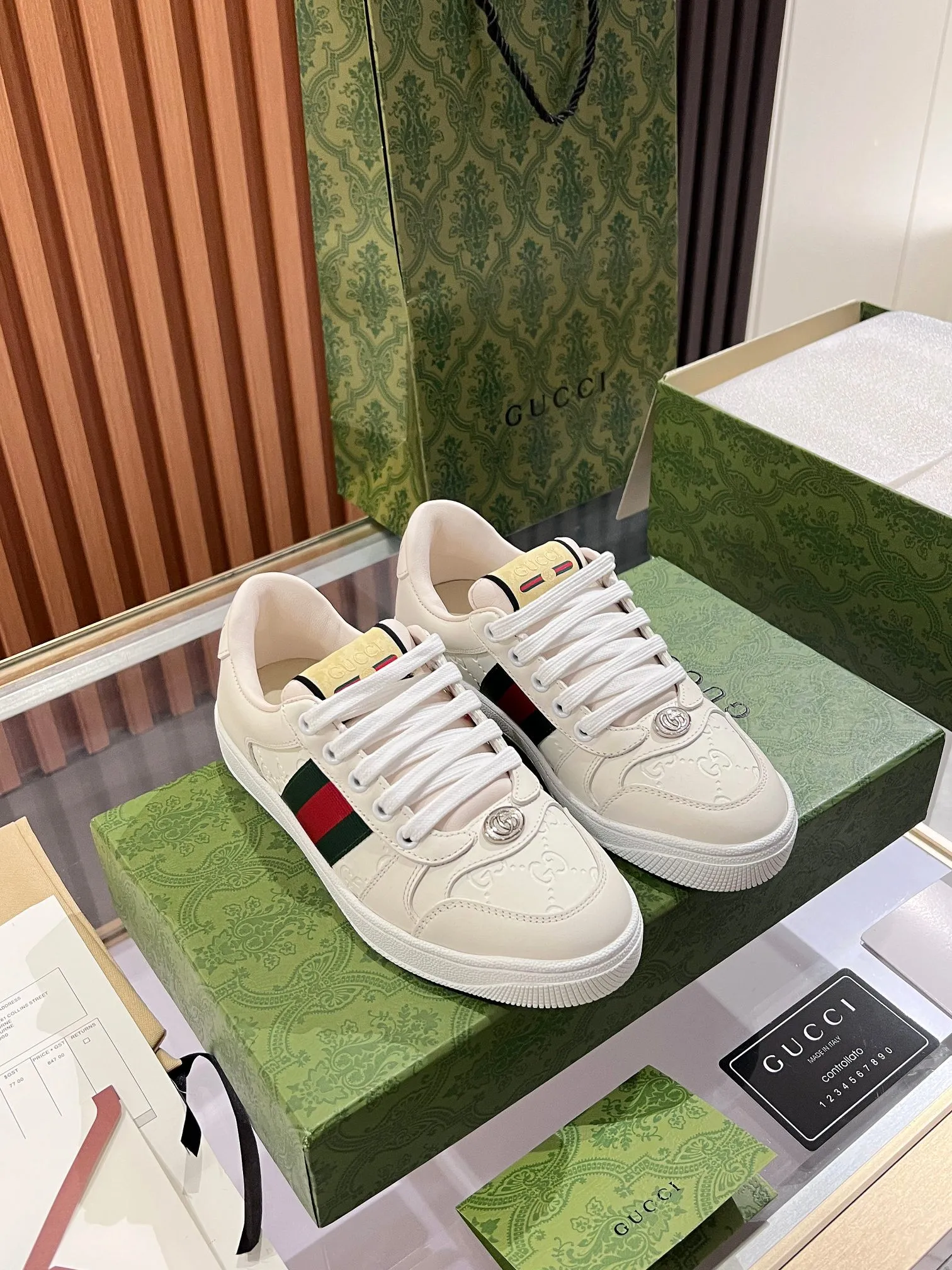 👟👟Ex-factory price 540👟👟 ⚡️Gucci Dirty Shoes Top factory quality, impeccable at the counter, the comfort is incredible. Retro distressed elements, washed retro logo on the tongue, metal double LOGO, 99% recognizable, full of Gucci elements; terry cloth lining, cowhide foot pads and 3mm latex are much more comfortable than real leather shoes. Environmentally friendly TPU wear-resistant outsole, soft and elastic. The inside of the tongue is made of imported elastic bands, which have great tension and won't strangle your feet. I don't develop the shoes without the original version. Only by getting the original version can the shoes be accurate and beat the market version instantly. Every stitch and every stitch is very tight and full. The debugging process is the most painstaking and requires no less than a hundred modifications before it is adjusted to the perfect state so that it can be worn comfortably by all foot types! Size 35-40 women’s model)